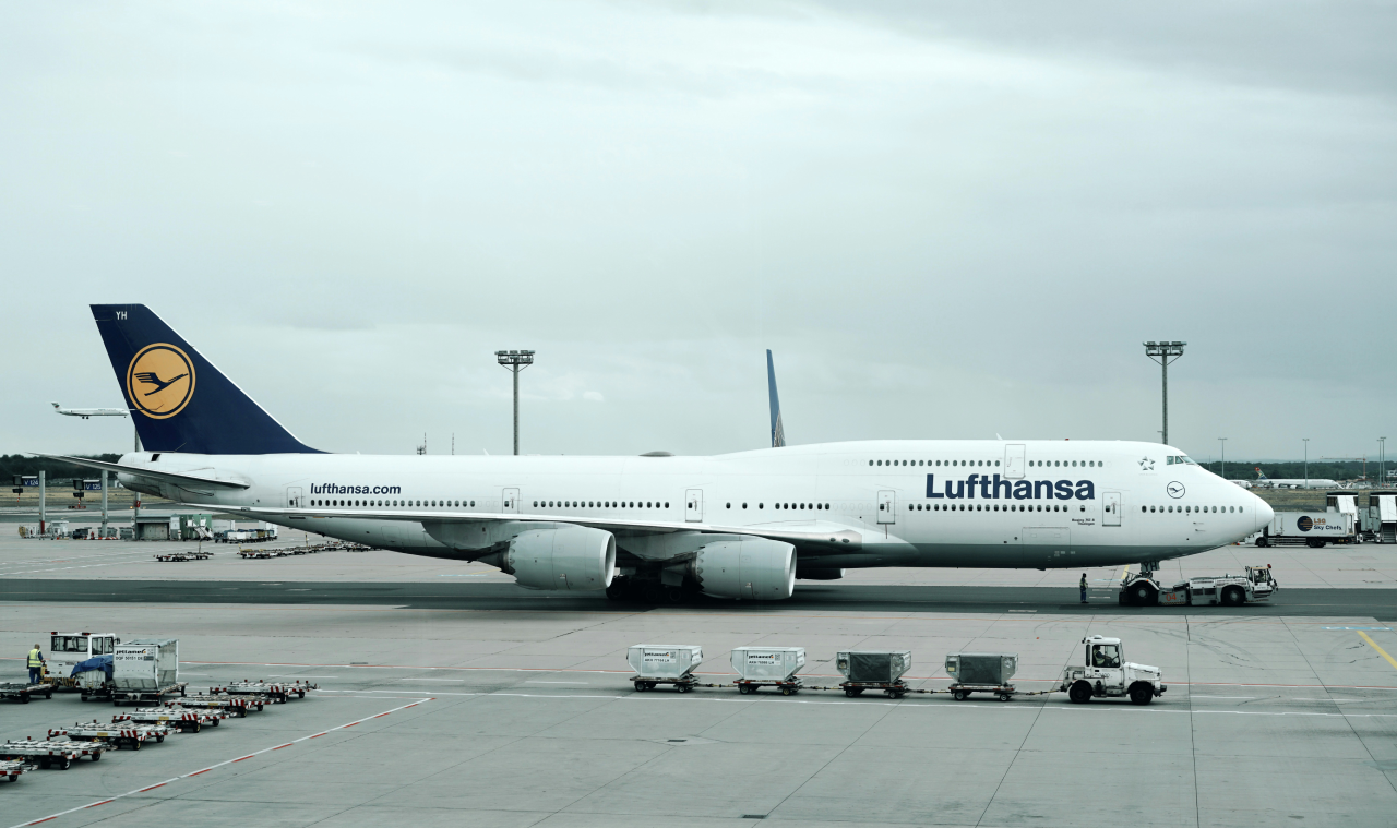 A Lufthansa is fapadosodik? Új jegytípus jön, poggyász nélkül